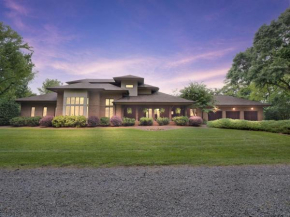 Extraordinary Lake Front Home with boat dock , private deck and fire pit home